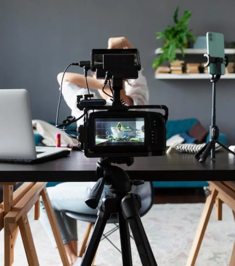 woman-making-beauty-vlog-with-her-professional-camera woman-making-beauty-vlog-with-her-professional-camera